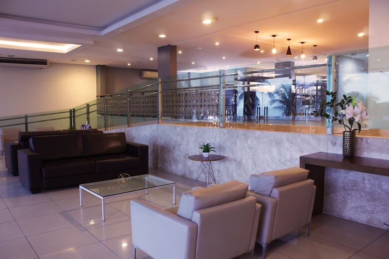 Happy Hotel Mana�ra