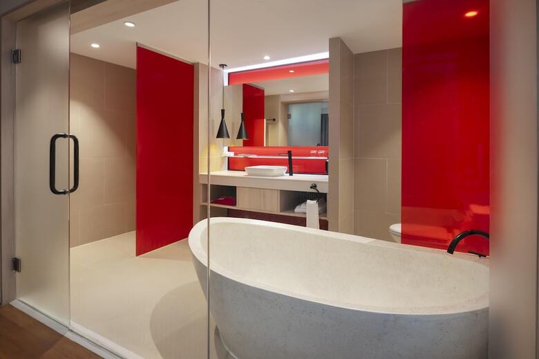 Hotel Radisson Red Phuket Patong Beach