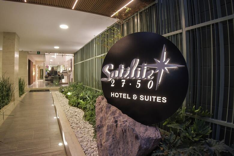 Expo Satelite 2750 Hotel & Suites