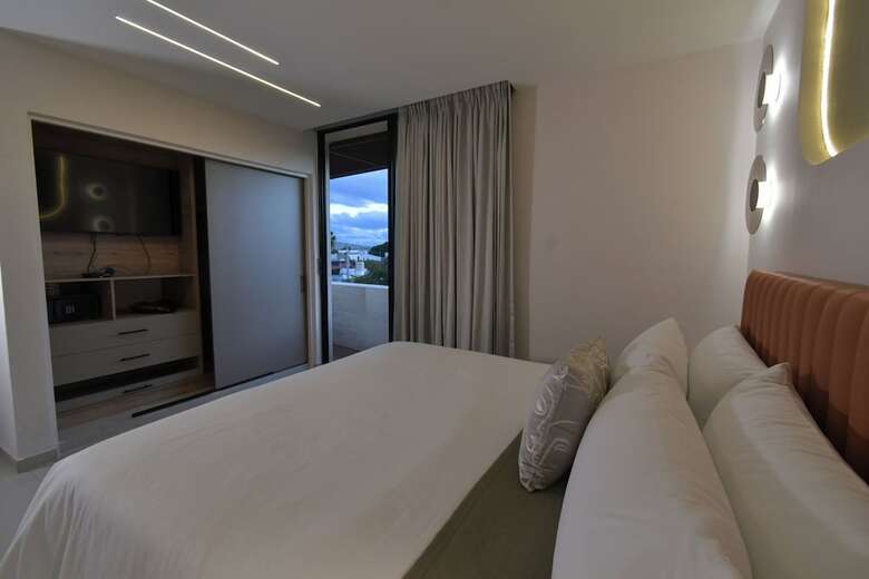 Expo Satelite 2750 Hotel & Suites