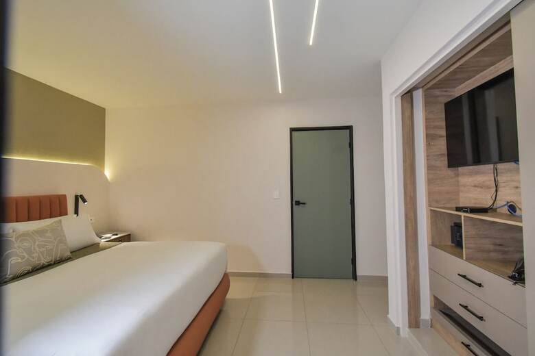 Expo Satelite 2750 Hotel & Suites