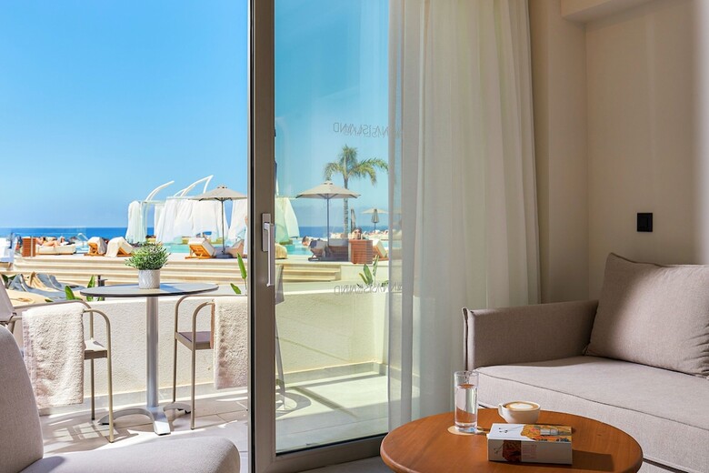 Hotel Enorme Santanna Island