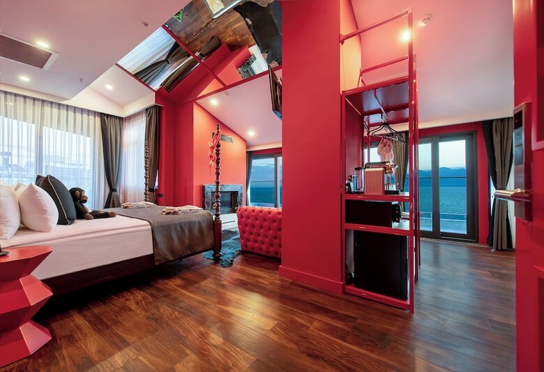 Lucky Monkey Hotel