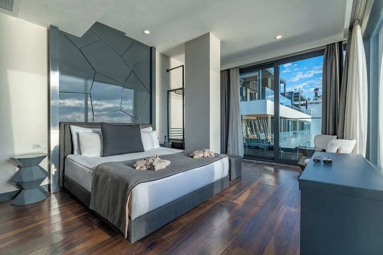 Lucky Monkey Hotel