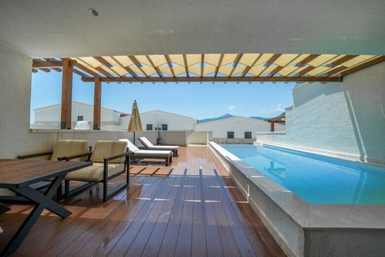 Lures Hotel