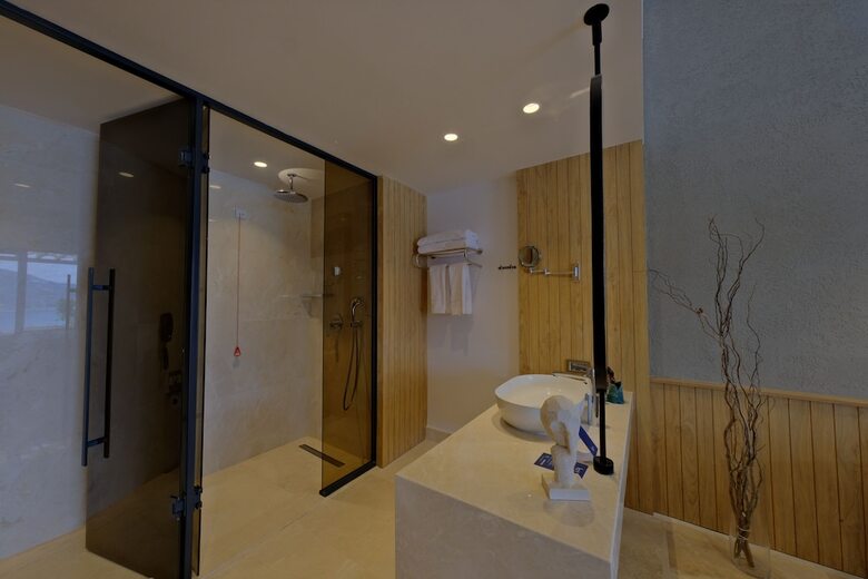 Lures Hotel