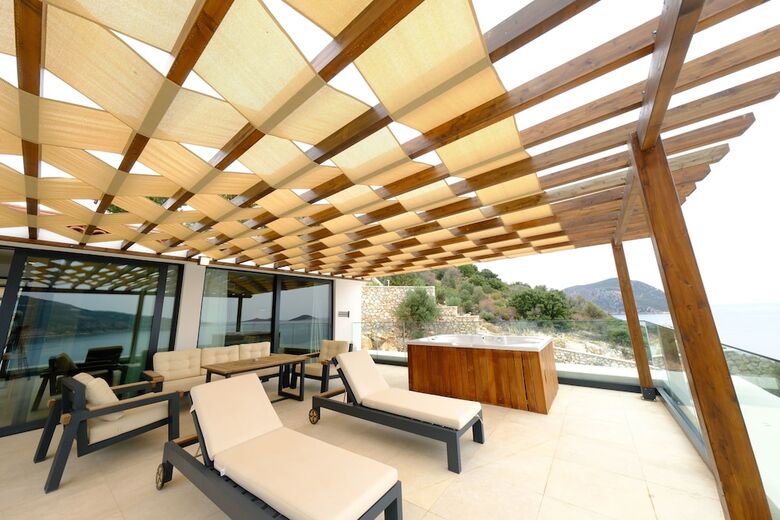 Lures Hotel