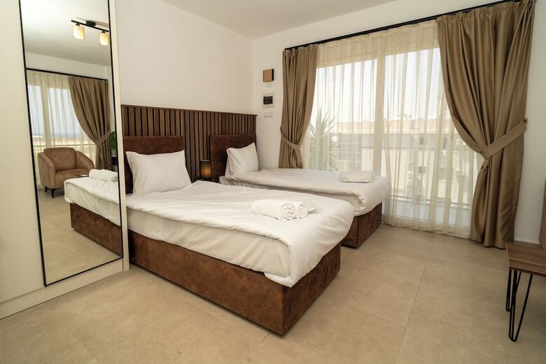 Bed & Breakfast Crown Salamis Hotel
