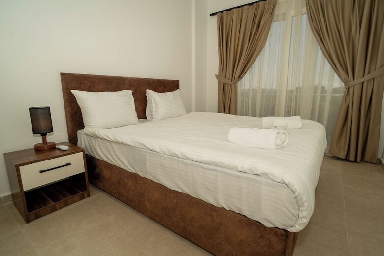 Bed & Breakfast Crown Salamis Hotel