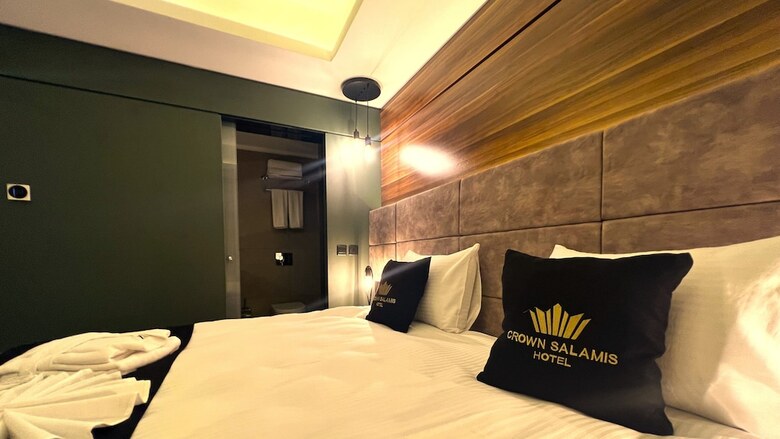 Bed & Breakfast Crown Salamis Hotel