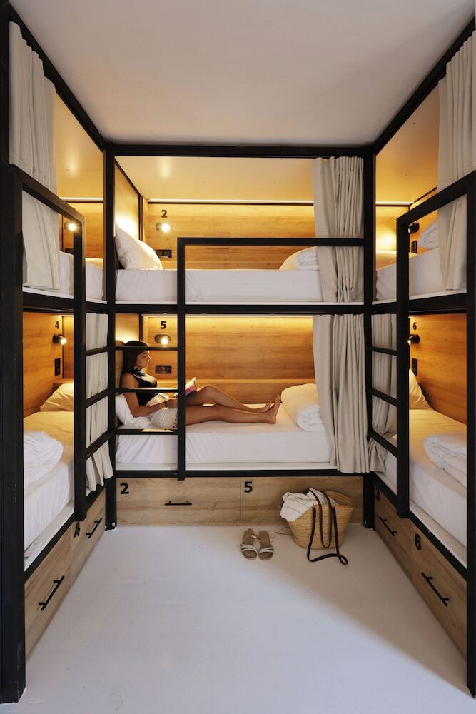 Hotel Black And White Hostel
