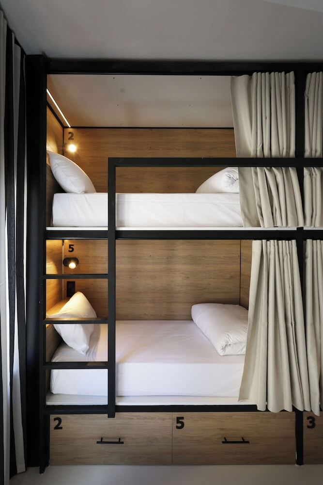 Hotel Black And White Hostel