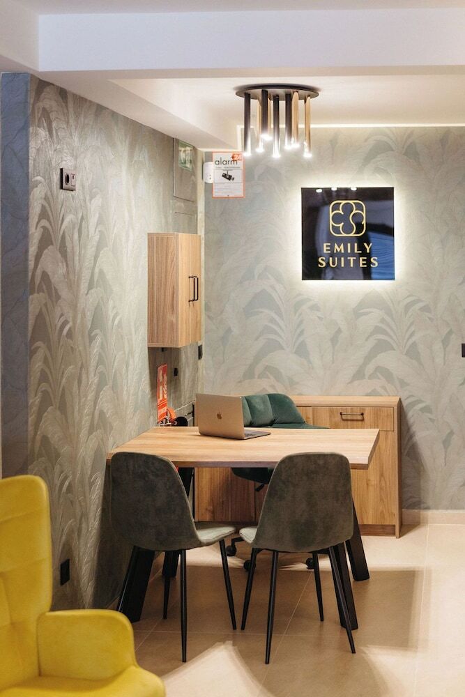 Hotel Emily Suites