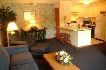 Posada Groton Inn & Suites