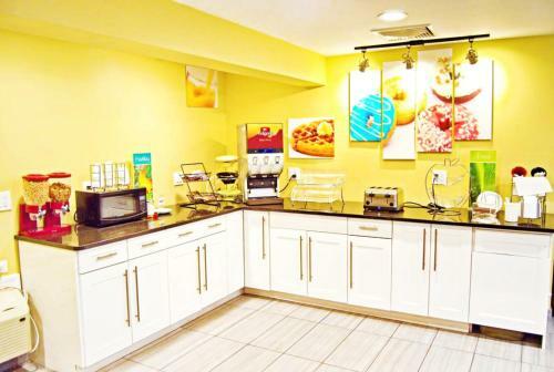 Hotel Flagship Inn & Suites