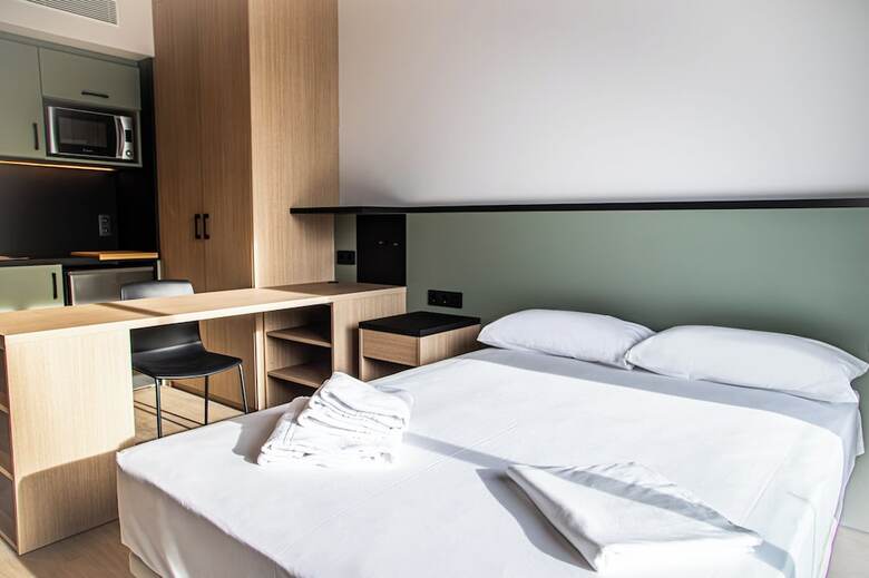 Residencia Atenea Living