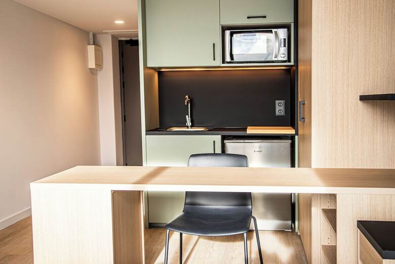 Residencia Atenea Living