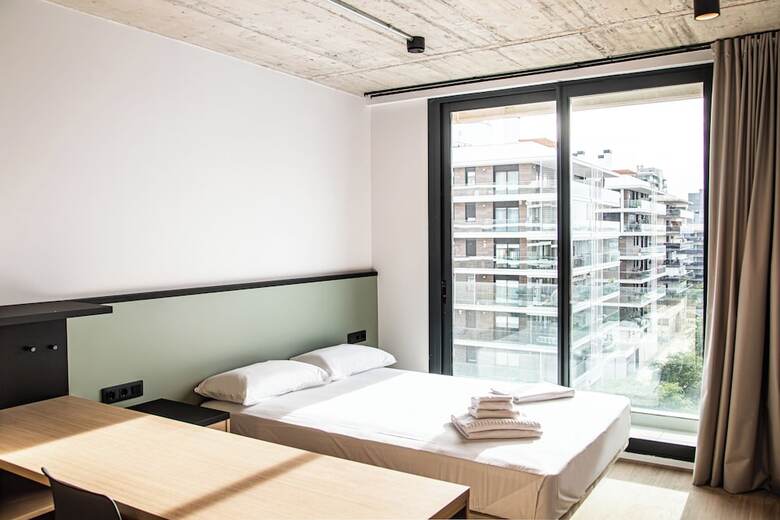 Residencia Atenea Living