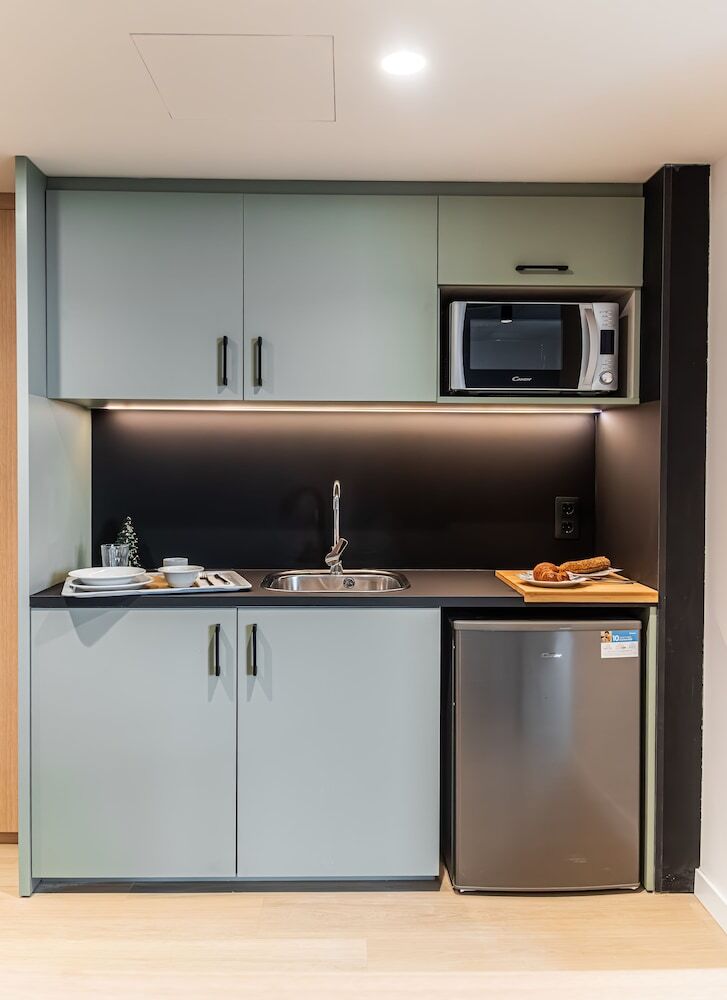 Residencia Atenea Living