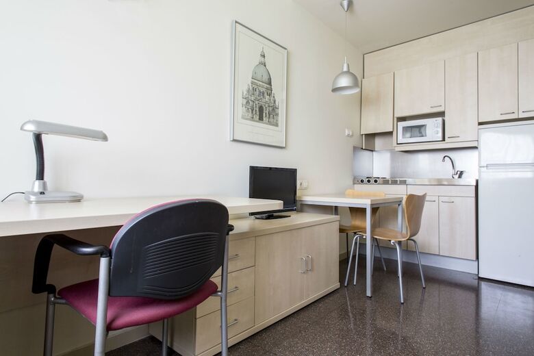 Hostal Albergue Residencia Universitaria Resa Los Abedules - Campus Accomodation