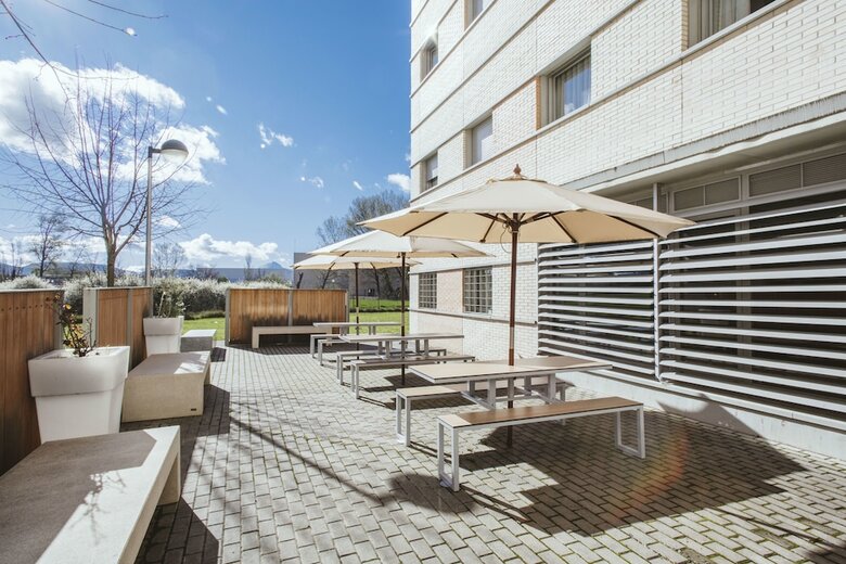 Hostal Albergue Residencia Universitaria Resa Los Abedules - Campus Accomodation