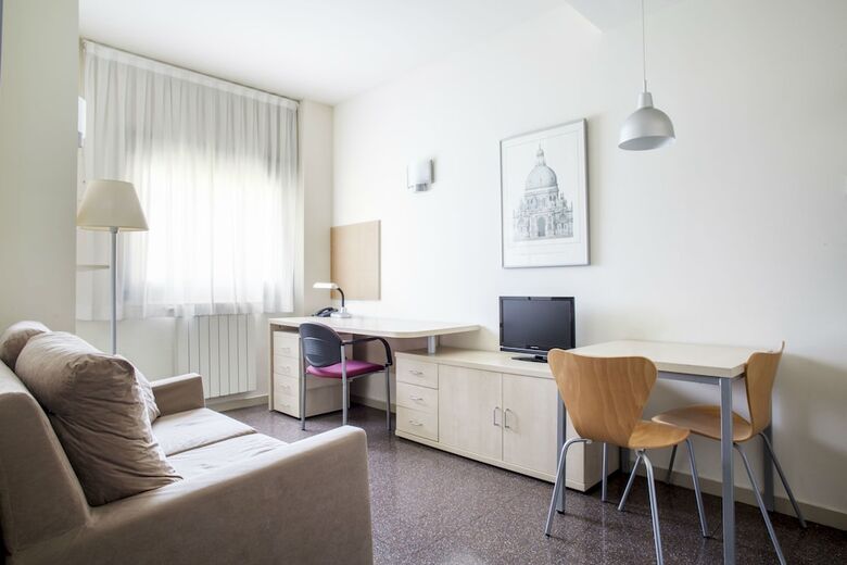 Hostal Albergue Residencia Universitaria Resa Los Abedules - Campus Accomodation