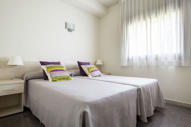Hostal Albergue Residencia Universitaria Resa Los Abedules - Campus Accomodation