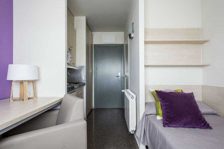 Hostal Albergue Residencia Universitaria Resa Los Abedules - Campus Accomodation