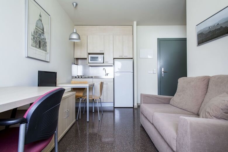 Hostal Albergue Residencia Universitaria Resa Los Abedules - Campus Accomodation