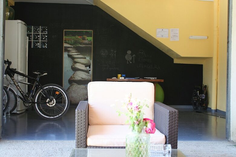 Hostal Alojamientos Ac� Y All� - Hostel