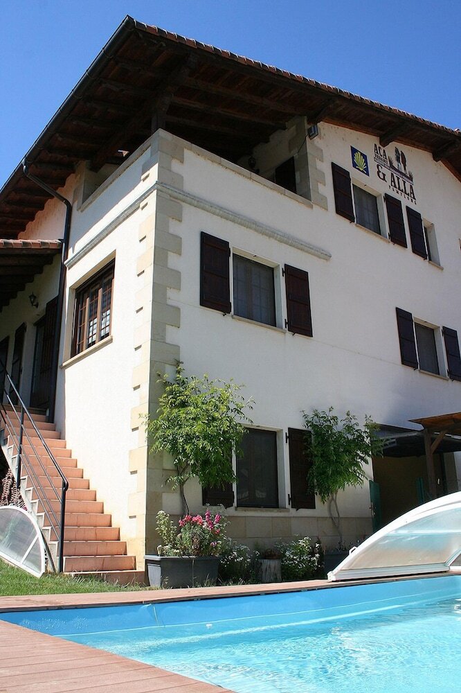 Hostal Alojamientos Ac� Y All� - Hostel
