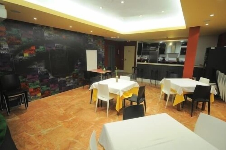 Hostal Revolutum Hostel