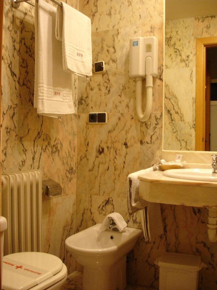Hostal Revolutum Hostel