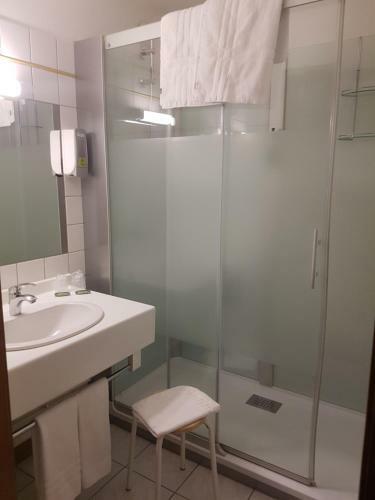 Hotel H�tel Les Chatelmin�s