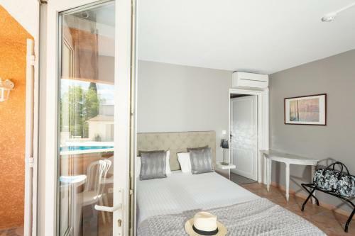 Hotel H�tel Le Saint-geni�s