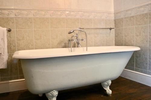 The Country Cottage Hotel