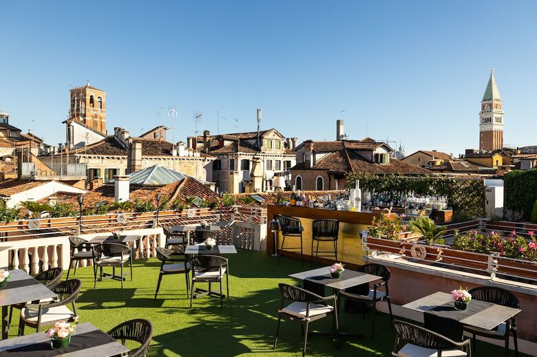 Hotel A La Commedia