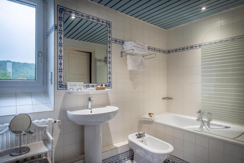 Inter-hotel Le Chateau Des Reynats