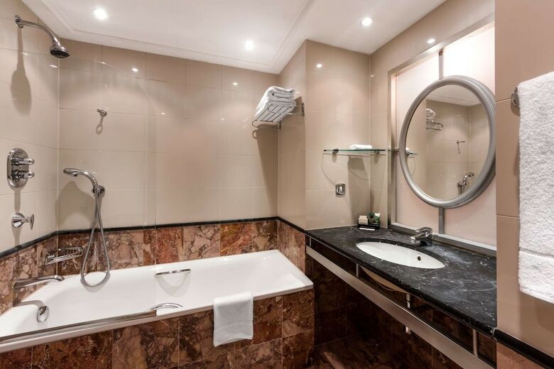 Courthouse Hotel London