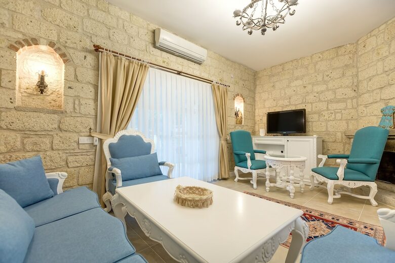 Alaroof Hotel
