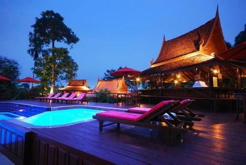 Hotel Sugar Hut Resort & Restaurant