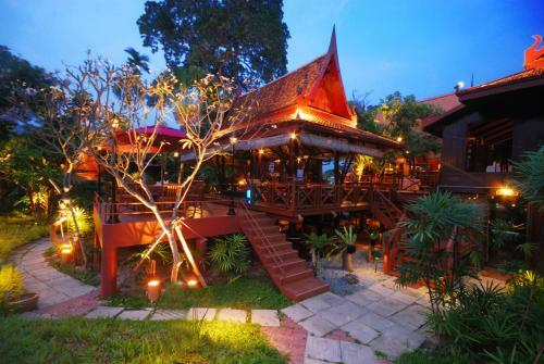Hotel Sugar Hut Resort & Restaurant