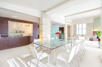 Hotel Regal Airport