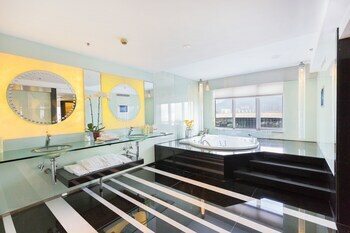 Hotel Regal Airport