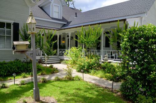 Posada Grand Magnolia Suites