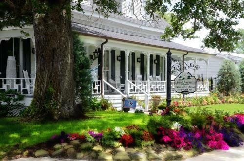Posada Grand Magnolia Suites