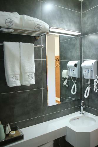 Yijia Youth Hostel