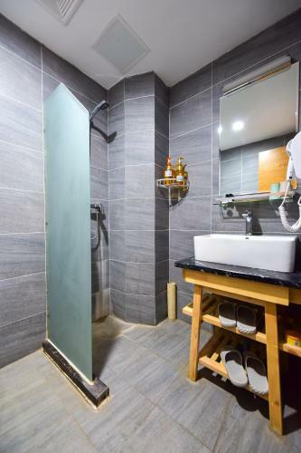 Yijia Youth Hostel