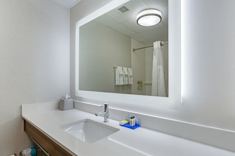 Holiday Inn Express Hotel & Suites Harrison
