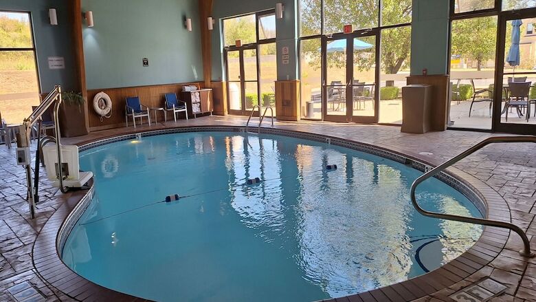 Holiday Inn Express Hotel & Suites Harrison
